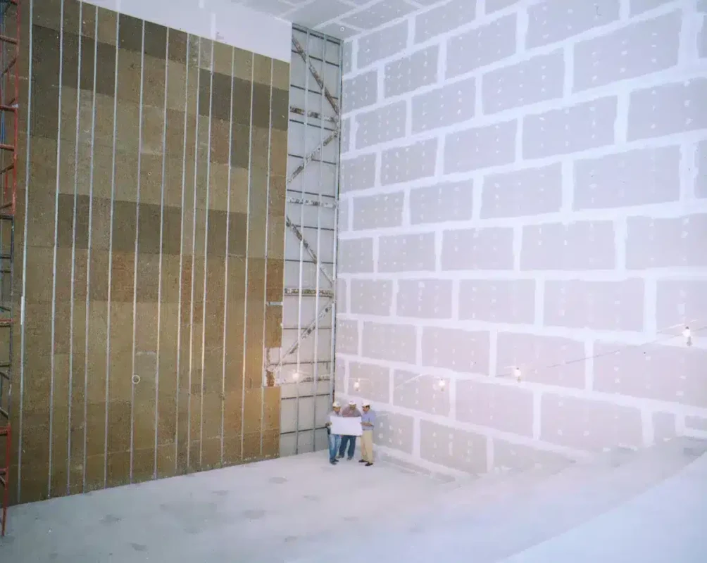 Drywall com gesso acartonado, guias e montantes.